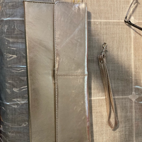 LADIES LEATHER CLUTCH WITH WRIST STRAP - NEW!! - Picture 2 of 5